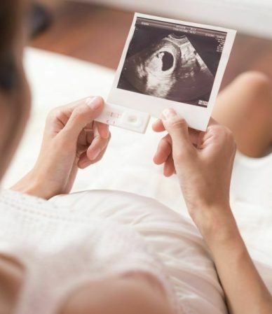 nosečnica s sliko ultrazvoka ploda