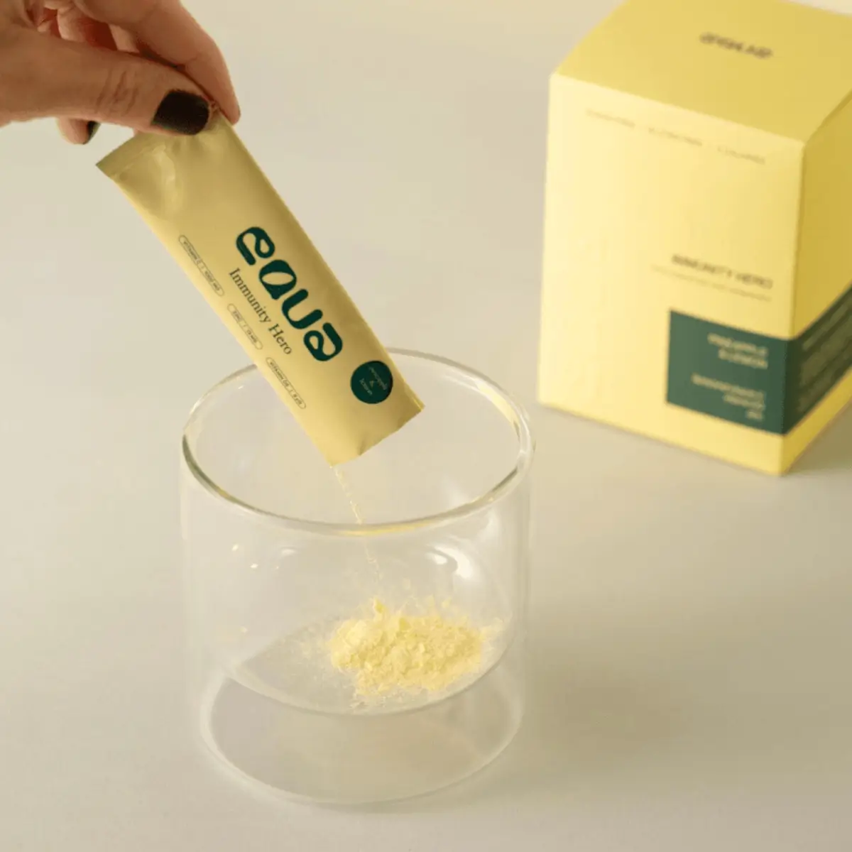 EQUA Immunity Hero z vitaminom C, cinkom in D3 za podporo imunskemu sistemu ter manj utrujenosti. Okus ananasa in limone.